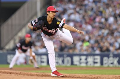 KIA타이거즈 이의리가 17일 서울 잠실구장에서 열린 2026 신한 SOL뱅크 KBO리그 두산 베어스와의 원정 경기에서 역투하고 있다. KIA 타이거즈 제공