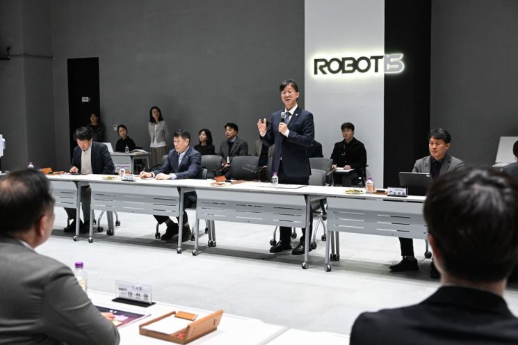 이민근 안산시장이 지난 3월 20일 로보티즈 본사를 방문해 ASV 경제자유구역 투자유치를 위한 설명을 하고 있다. 안산시 제공