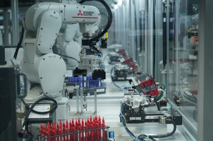 ASV 경제자유구역 디지털전환허브 내 구축된 조립용 로봇. 안산시 제공