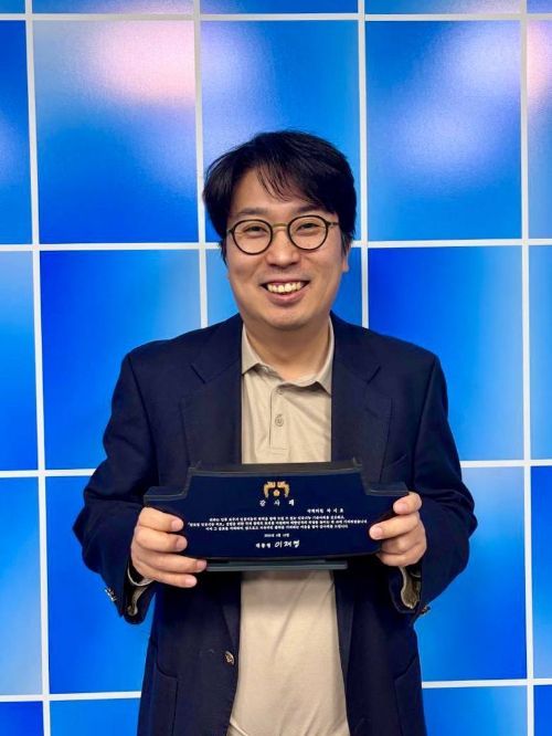 李대통령, 'AI 기본사회' 설계 기여 차지호 의원에 감사패