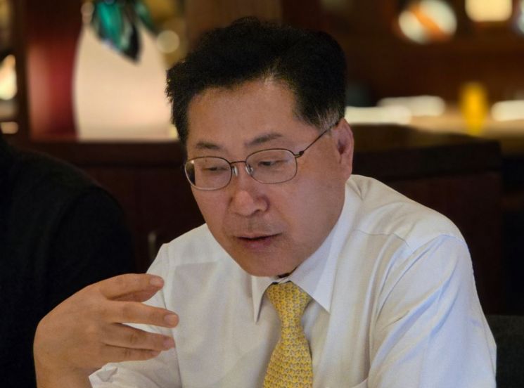 최지영 신임 IMF 이사가 16일 IMF 춘계회의가 열리는 미국 워싱턴D.C.에서 기자들과 만나 인터뷰를 하고 있다. 공동취재단