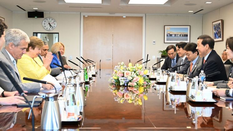 G20 재무장관회의 및 국제통화기금(IMF)/세계은행(WB) 춘계회의 참석차 미국 워싱턴D.C.를 방문 중인 구윤철 부총리 겸 재정경제부 장관이 4월 17일(현지시간) 국제통화기금(IMF)에서 크리스탈오르기에바 국제통화기금(IMF) 총재와 면담을 하고 있다. 재정경제부