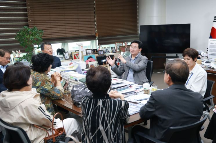 이상일 용인특례시장이 17일 수지구 성복동 복합문화체육복지센터 건립에 대한 내용을 지역 주민들에게 설명하고 있다. 용인시 제공