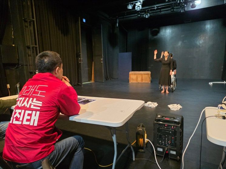 Jintae Kim, candidate for governor of Gangwon Special Self-Governing Province, visited a creative theater troupe located in Chuncheon on the 18th to carry out the fifth installment of the "Persistence Relay" series titled <Still, 'Culture and Arts' Jintae Kim>. Provided by Gangwon Province