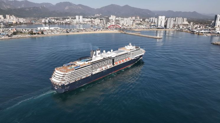강원 속초항 국제크루즈터미널에 입항한 8만2000t급 대형 크루즈 웨스테르담호