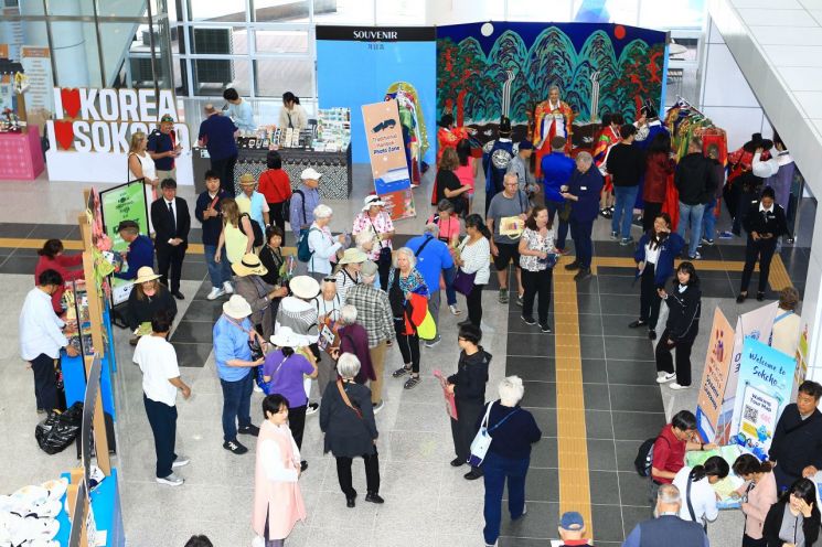 강원 속초항에 올해 첫 크루즈인 8만2000t급 대형 프리미엄 크루즈 웨스테르담호가 18일 2000여 명의 외국인 관광객을 태우고 입항하고 있다. 속초시 제공