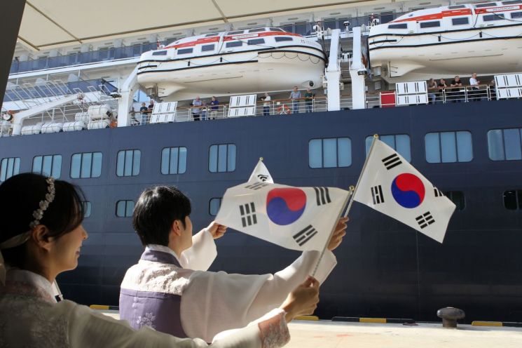 강원 속초항에 올해 첫 크루즈인 8만2000t급 대형 프리미엄 크루즈 웨스테르담호가 18일 2000여 명의 외국인 관광객을 태우고 입항하고 있다. 속초시 제공