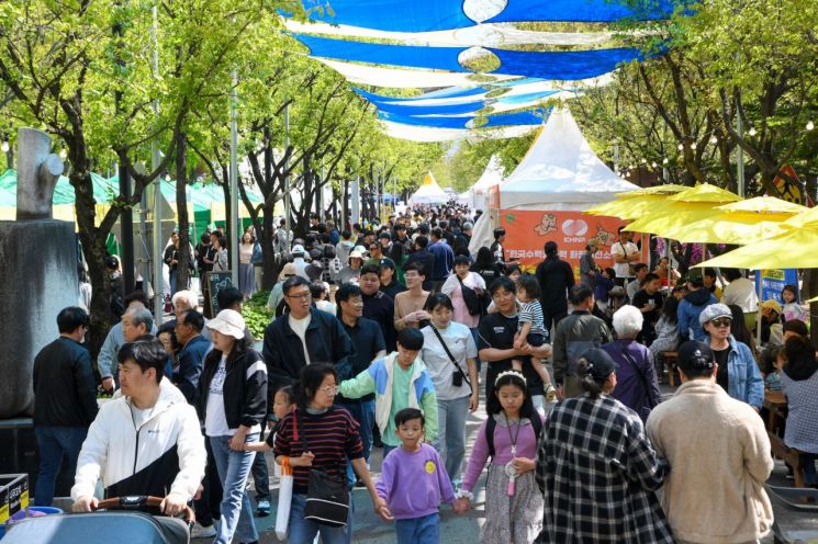 2025년 5월 4일 청춘양구 곰취축제 관광객. 양구군 제공
