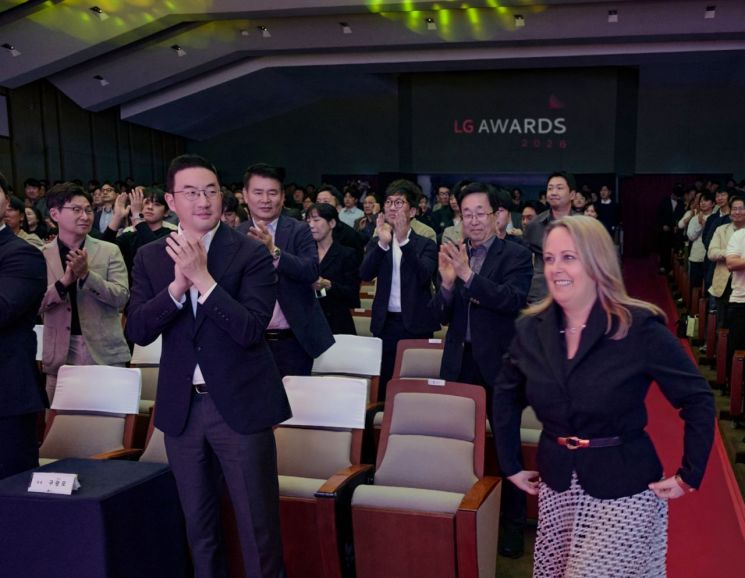 At the LG Awards, Koo Kwangmo, CEO of LG Corporation (left), congratulates Penny Butler, Senior Director of AVEO, the first overseas recipient of the Customer Satisfaction Grand Prize in the individual category. LG
