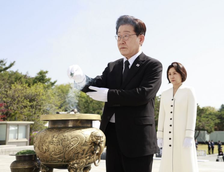 이재명 대통령이 19일 서울 강북구 국립 4·19민주묘지에서 열린 4·19혁명 기념식에서 분향하고 있다. 2026.4.19 연합뉴스