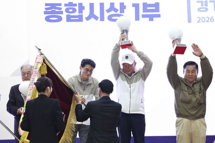 화성특례시 선수단이 제72회 경기도체육대회 종합우승을 차지한 뒤 시상식에서 우승 트로피를 들어 올리며 기념촬영을 하고 있다. 화성시 제공