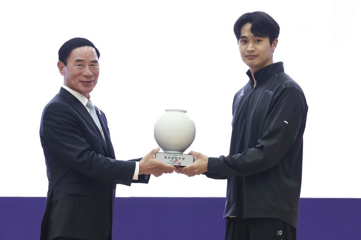 제72회 경기도체육대회 시상식에서 화성특례시 소속 백인철선수에게 MVP 상패를 수여하며 기념촬영을 하고 있다. 화성시 제공