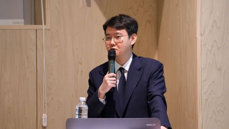 지난 15일 공정언론 국민감시단이 경기도 이천시 안흥동 이천청소년생활문화센터 다목적 강당에서 개최한 '제8회 공정언론 대토론회'에서 김동섭 법무법인 YK 변호사가 발표하는 모습. 공정언론 국민감시단