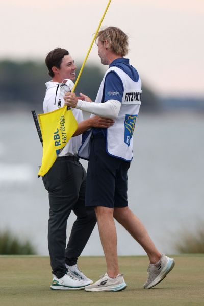 Matt Fitzpatrick is celebrating with his caddie after securing a playoff victory at the RBC Heritage. Hilton Head=Photo by AFP Yonhap News
