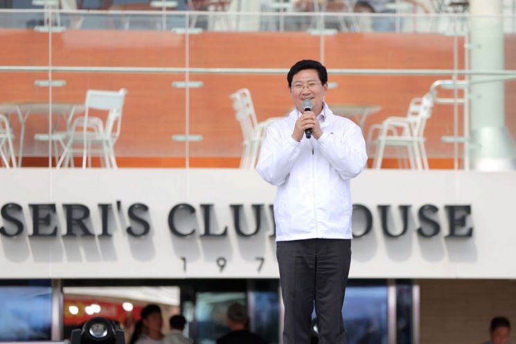 이상일 용인특례시장이 지난 19일 SERI PAK with 용인에서 열린 '북적북적 페스타'에 참석해 인사말 하고 있다. 용인시 제공