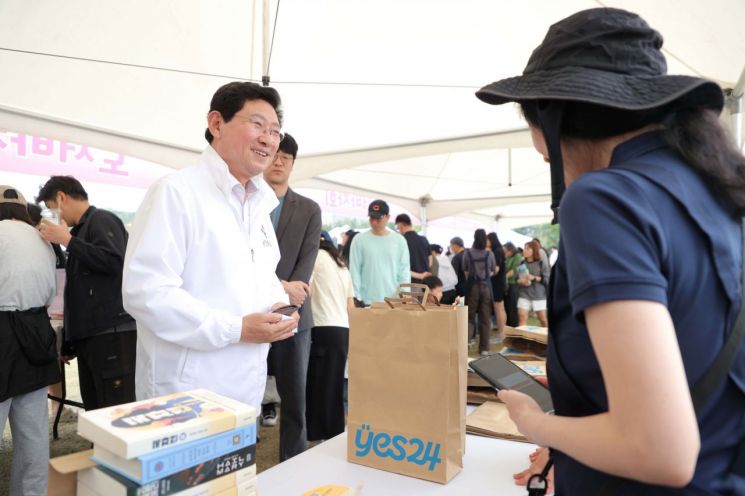이상일 용인특례시장이 지난 19일 SERI PAK with 용인에서 열린 '북적북적 페스타'에 참석해 도서바자회 부스를 찾았다. 용인시 제공