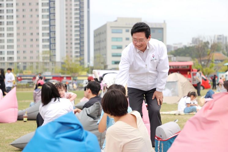 이상일 용인특례시장이 지난 19일 SERI PAK with 용인에서 열린 '북적북적 페스타'에 참석해 시민들과 인사를 나누고 있다. 용인시 제공