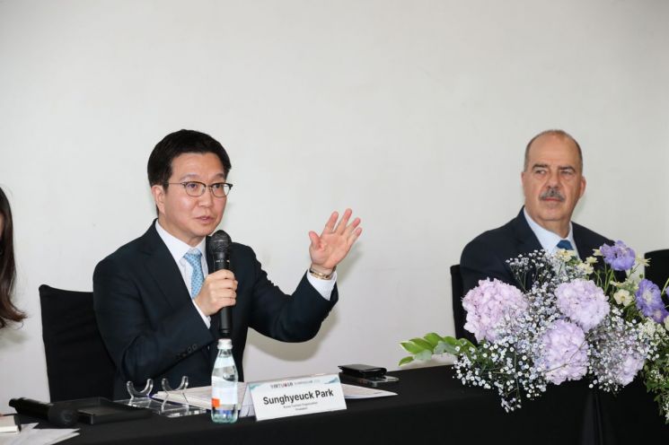 지난 17일 서울 세빛섬에서 열린 방한 럭셔리 관광 활성화를 위한 전략적 업무협약(MOU)에서 박성혁 한국관광공사 사장(사진 왼쪽)과 매튜 업처치 버츄오소 회장 겸 CEO가 기자 간담회에서 질의응답 하고 있다. 한국관광공사