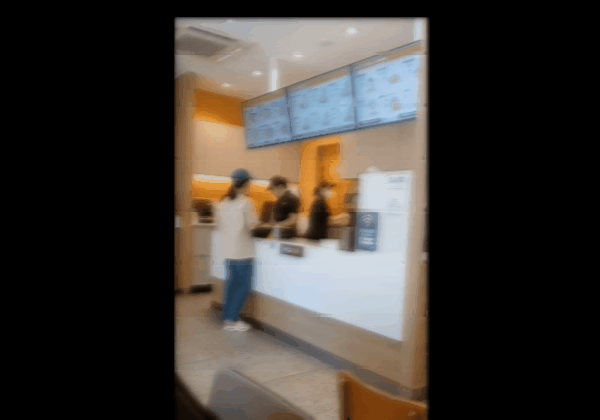 음료 리필을 거절했다는 이유로 패스트푸드 매장에서 난동 부린 여성. 유튜브 영상 캡처