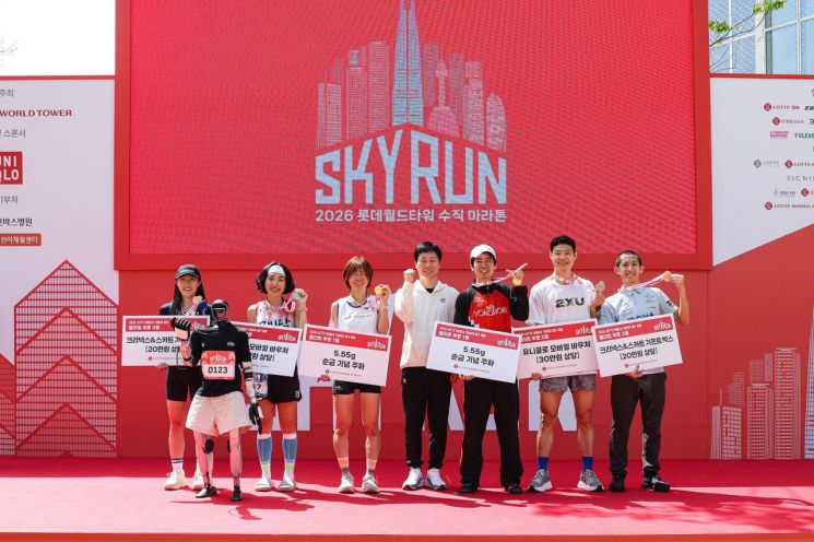 2026 롯데월드타워 스카이런 엘리트 부문 시상식에서 장재훈 롯데물산 대표(오른쪽에서 네 번째)가 남자부 1위 료지 와타나베(일본·오른쪽에서 세 번째)씨와 여자부 1위 유코 타테이시(일본·오른쪽에서 다섯 번째 )씨 등 입상자들과 기념촬영하고 있다. 롯데물산 제공