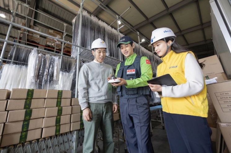 에스원 직원이 산업현장에 설치된 AI CCTV의 주요 기능을 설명하고 있다. 에스원