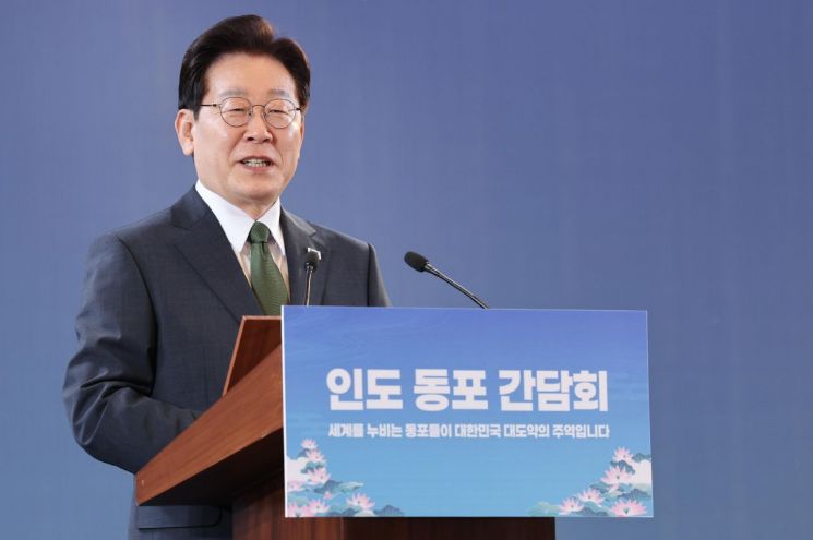 President Lee Jae-myung, who is on a state visit to India, is giving a greeting speech at a dinner meeting for compatriots held at a hotel in New Delhi on the 19th (local time). Photo by Yonhap News Agency