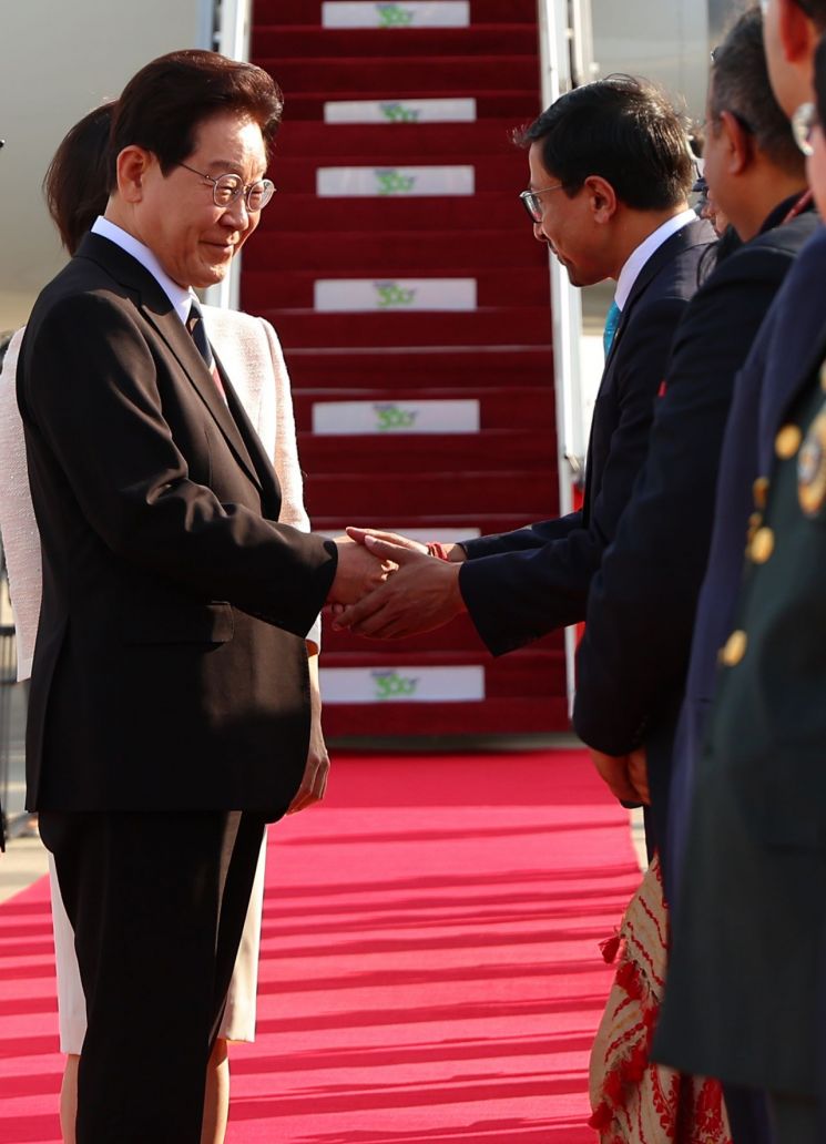 President Lee Jae-myung and First Lady Kim Hye-kyung, who are on a state visit to India, arrived at Palam Air Force Base in New Delhi on the 19th (local time) and are greeting the welcoming officials. Photo by Yonhap News Agency