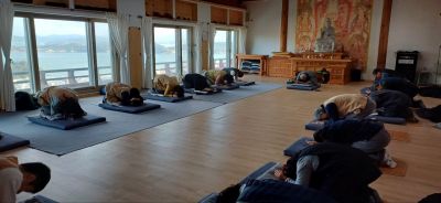 신흥사 대웅전에서 신도들이 108배를 하는 모습. [사진제공=전남도]