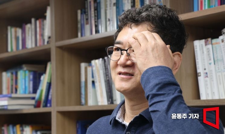 이동훈 성균관대 교수(전국대학교학생상담센터협의회장·한국상담심리학회회장)가 아시아경제와 인터뷰를 하고 있다. 윤동주 기자