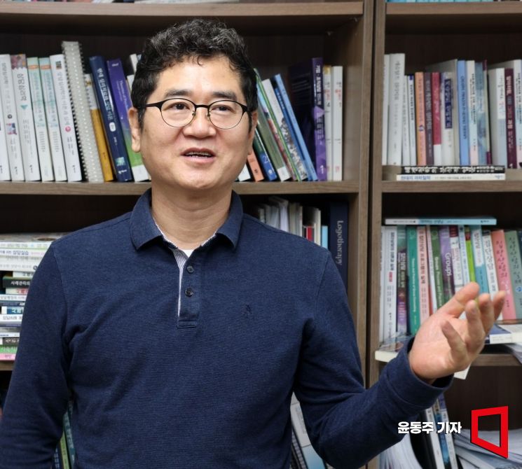 이동훈 성균관대 교수(전국대학교학생상담센터협의회장·한국상담심리학회회장)가 아시아경제와 인터뷰를 하고 있다. 윤동주 기자