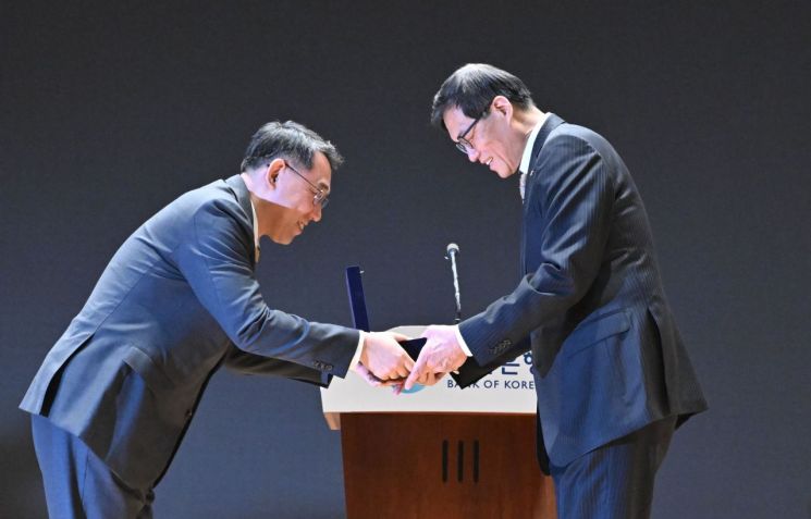 Bank of Korea Governor Lee Chang-yong receives the Bank of Korea plaque at the farewell ceremony held on the 20th at the Bank of Korea annex in Jung-gu, Seoul. Photo by Yonhap News Agency, Joint Coverage