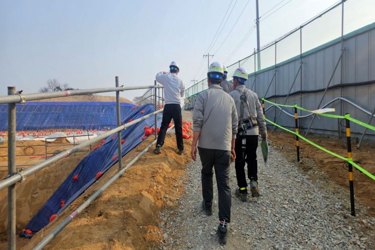 안성시가 지난 3월 18일부터 3월 31일까지 관내 대규모 개발행위허가 사업장 20개소를 대상으로 현장 안전점검을 진행했다. 안성시 제공