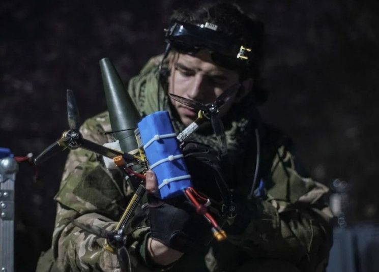 1인칭 시점(FPV) 드론에 폭탄을 붙이는 우크라이나 병사. 로이터 연합뉴스