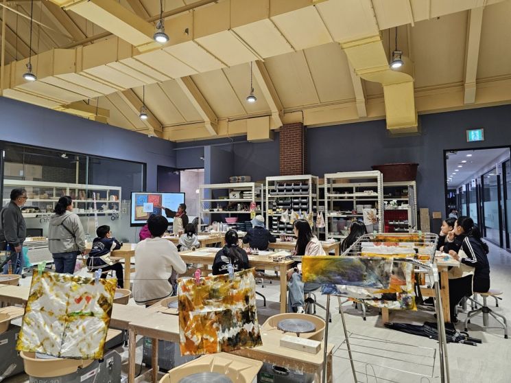 경기공예창작지원센터 공예체험 현장. 한국도자재단 제공