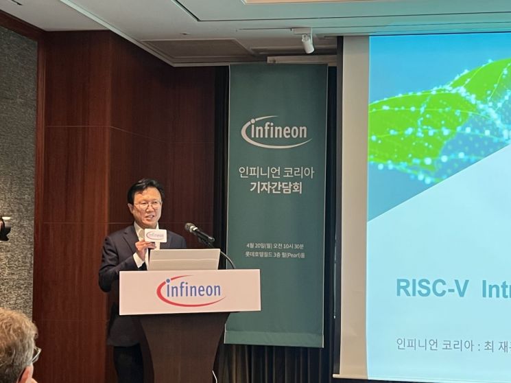 최재홍 인피니언 코리아 오토모티브 사업부 기술총괄 부사장이 20일 서울 송파구에서 열린 인피니언 기자간담회에서 발언하고 있다. 장보경 기자