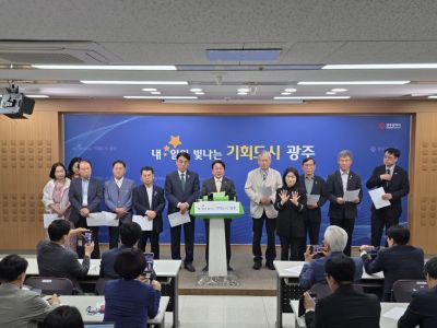 강기정 광주시장이 20일 오후 시청 브리핑룸에서 5·18민주화운동 정신계승위원회와 공동기자회견을 열고 5·18정신 헌법 전문 수록을 위한 국회의 개헌안 의결을 촉구하고 있다. 송보현 기자