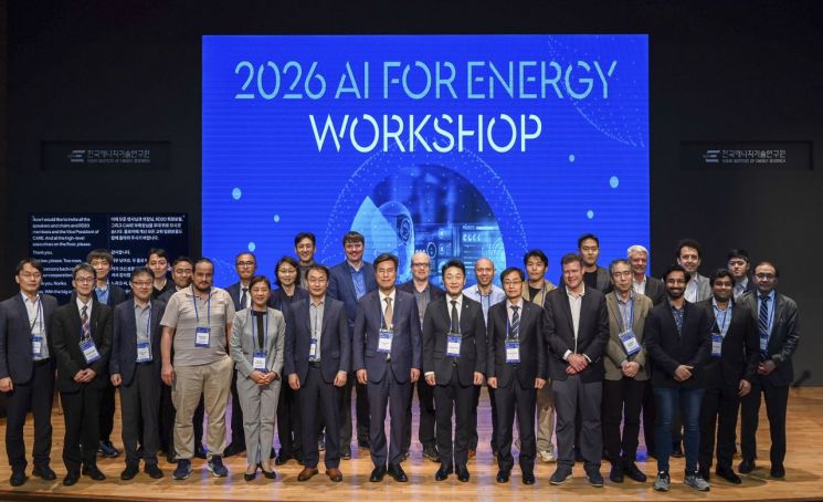 '2026 AI for Energy' 워크숍 주요 참석자들이 기념촬영을 하고 있다. 한국에너지기술연구원