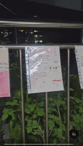 누리꾼이 공유한 사진과 영상에는 학생들이 직접 그린 그림과 손글씨로 작성한 안내문이 학교 담벼락을 가득 메운 모습이 담겼다. SNS 갈무리