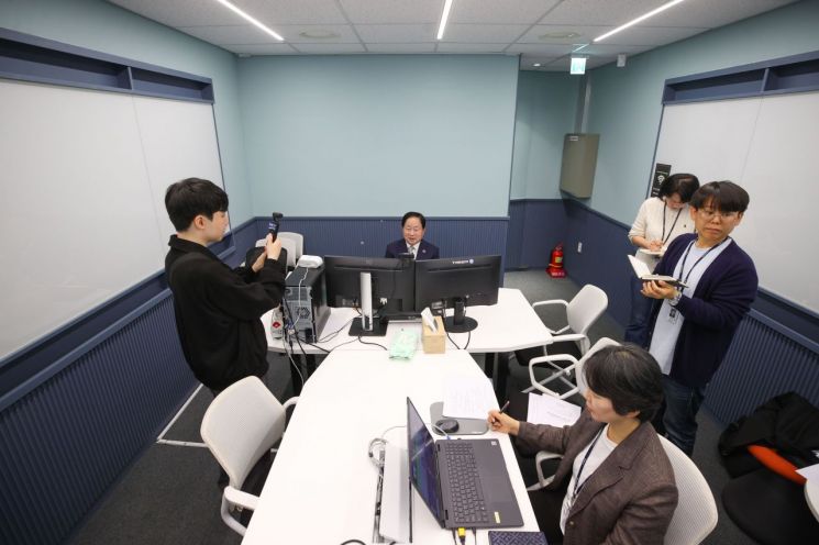 주광덕 남양주시장이 20일 시청 러닝N라운지에서 유니세프 한국위원회 주관으로 진행된 '아동친화도시 인증을 위한 대면심의'를 진행하고 있다. 남양주시 제공