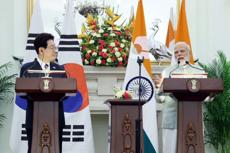 President Lee Jae-myung and Indian Prime Minister Narendra Modi hold a joint press conference at the VIP Guesthouse in New Delhi on the 20th (local time). Photo by Yonhap News