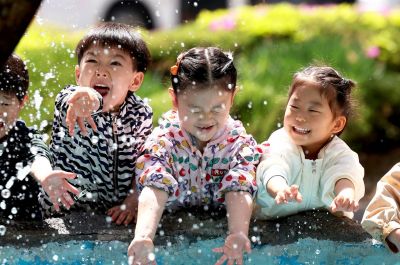 내일 광주와 전남 지역의 아침 최저기온은 4~8도로 전날보다 5~10도가량 떨어질 것으로 예보됐다. 사진은 지난 16일 광주 북구청 광장에서 아이들이 물장구를 치며 놀고 있는 모습. 연합뉴스