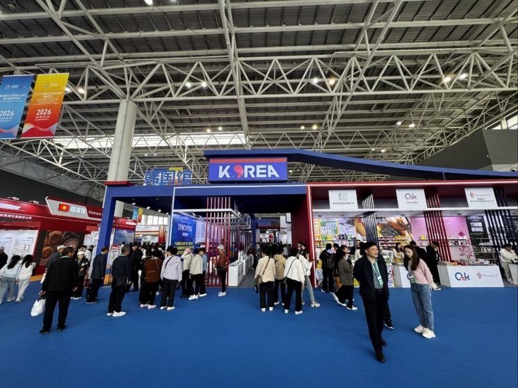 코트라가 20일(현지시간)부터 3일간 산둥성 린이시에서 열리는 ‘RCEP 지역(산둥) 수입상품박람회’에서 K-소비재 및 문화를 결합한 종합 마케팅 행사를 추진한다. 행사장 내 한국관 현장의 모습. 대한무역투자진흥공사