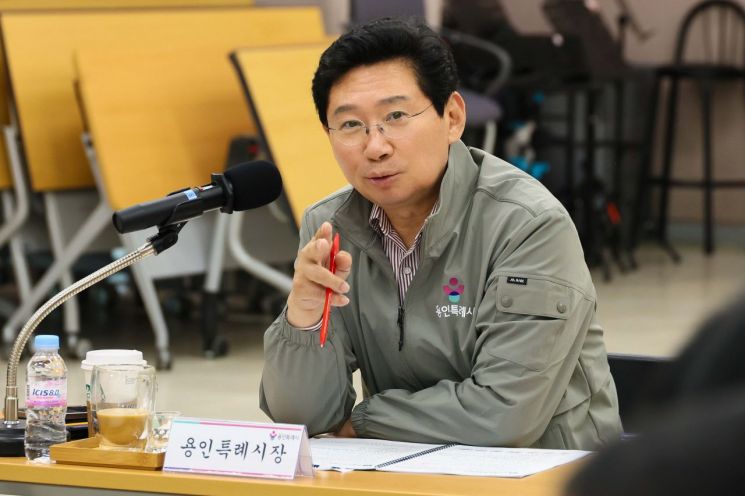 이상일 용인특례시장이 20일 수지구청에서 간부 공무원 회의를 열고 있다. 용인시 제공