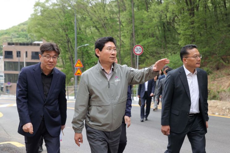 이상일 용인특례시장이 20일 수지구 고기동 말구리고개 현장을 점검하고 있다. 용인시 제공