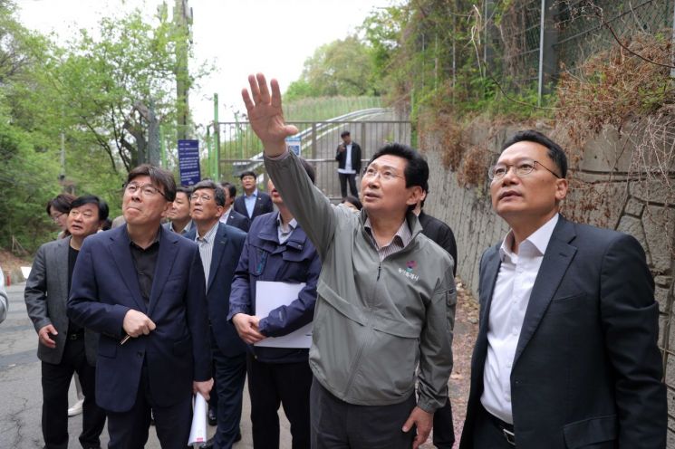 이상일 용인특례시장이 20일 수지구 고기동 말구리고개 현장을 점검하고 있다. 용인시 제공