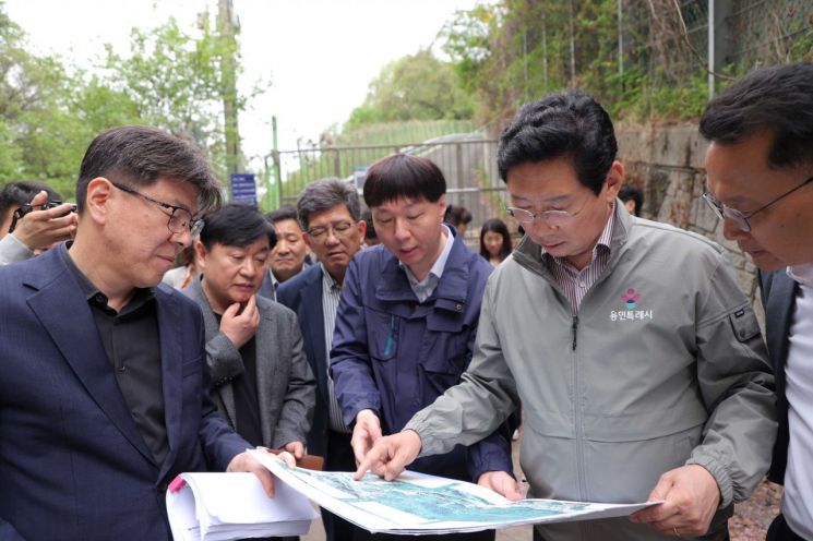 이상일 용인특례시장이 20일 수지구 고기동 말구리고개 현장을 점검하고 있다. 용인시 제공