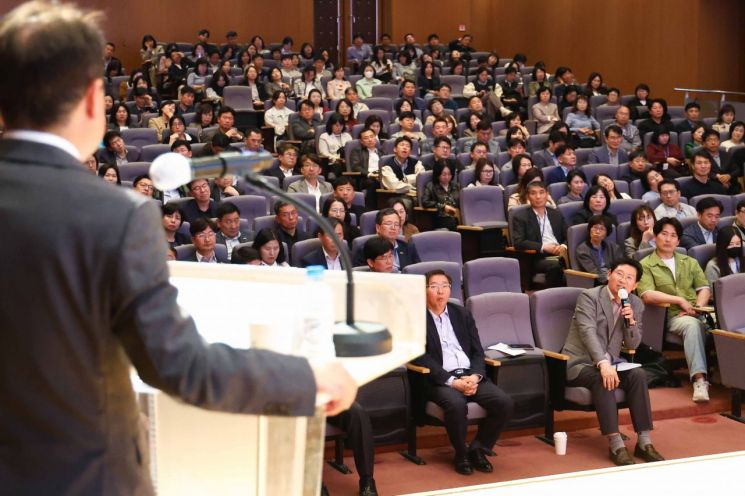 이상일 용인특례시장이 20일 공직자 대상 반도체 교육에 참석해 질의 하고 있다. 용인시 제공