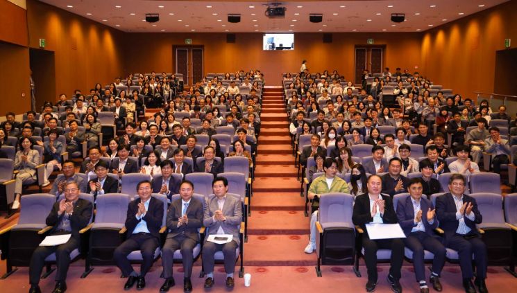 용인특례시가 20일 조홍종 단국대 교수를 초청해 공직자 대상 반도체 교육을 실시하고 있다. 용인시 제공