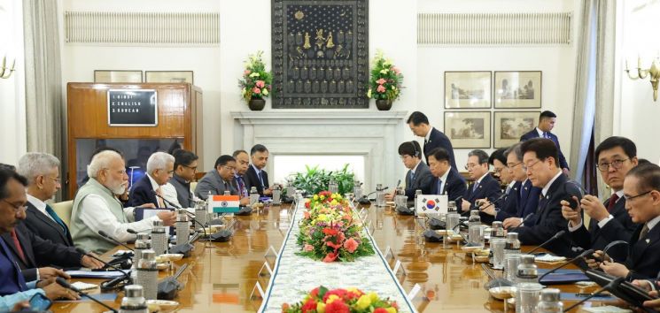 이재명 대통령과 나렌드라 모디 인도 총리가 20일(현지시간) 뉴델리 영빈관에서 확대정상회담을 준비하고 있다. 연합뉴스