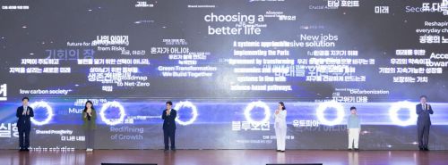김성환 기후에너지환경부 장관(사진 왼쪽에서 세번째)이 20일 전남 여수시 여수엑스포컨벤션센터에서 열린 ‘녹색대전환 국제주간’ 개회식에서 각계 대표들과 모두가 함께 만들어갈 녹색대전환을 염원하는 행동 선언을 하고 있다. 기후에너지환경부